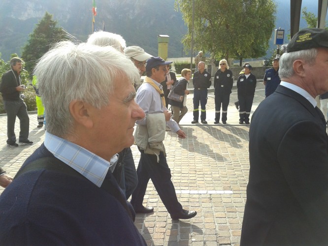 la sfilata dei soccorritori per le vie di Longarone03.jpg